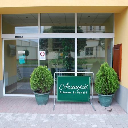 코마롬 Aranytal Panzio B&B 외부 사진