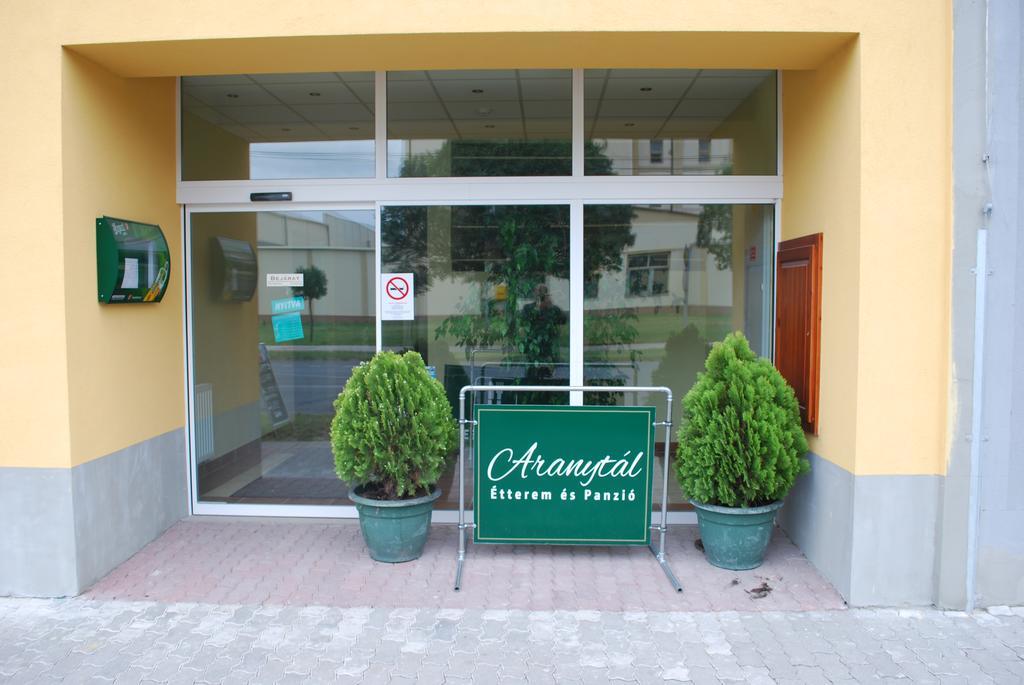 코마롬 Aranytal Panzio B&B 외부 사진