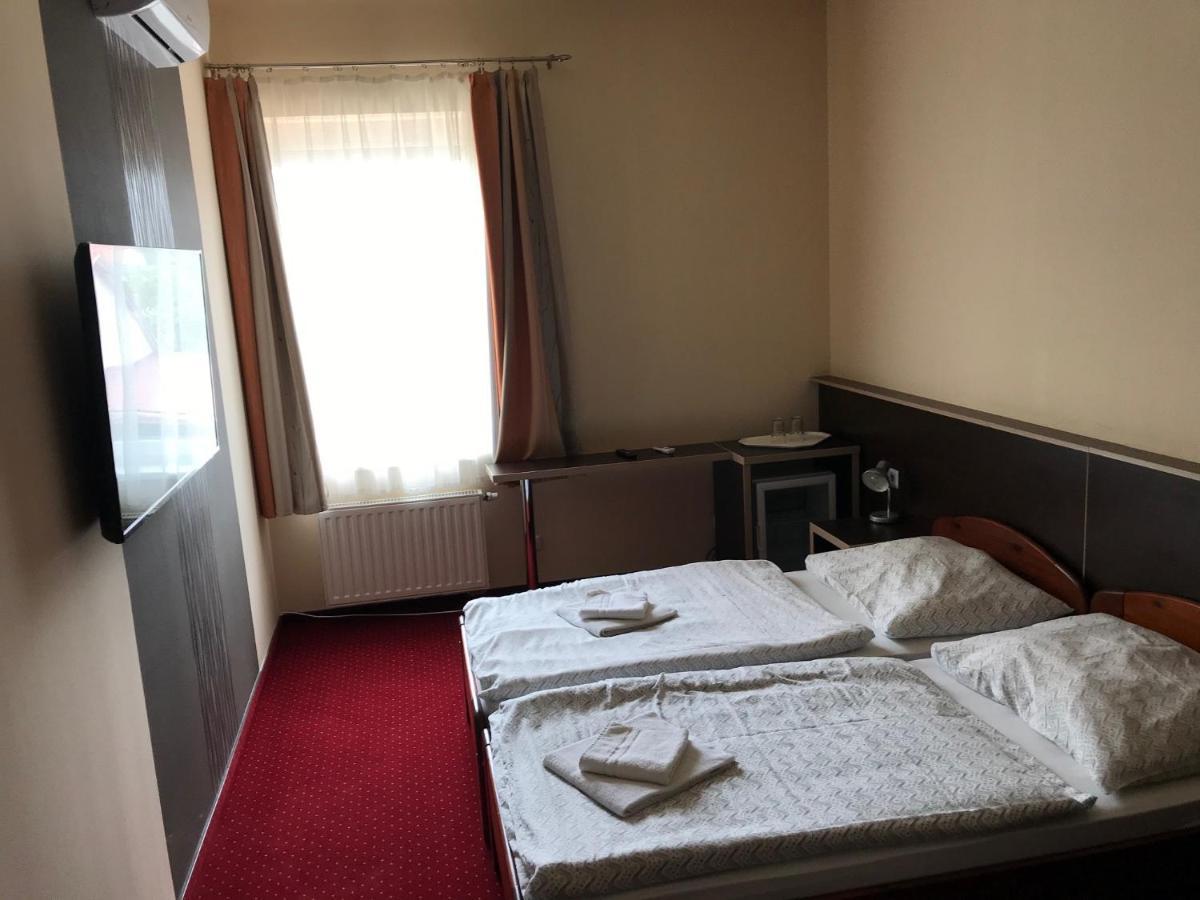 코마롬 Aranytal Panzio B&B 외부 사진